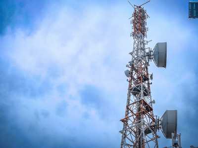 Da qui, alzando lo sguardo, � gi� ben visibile l�alta antenna trasmittente...